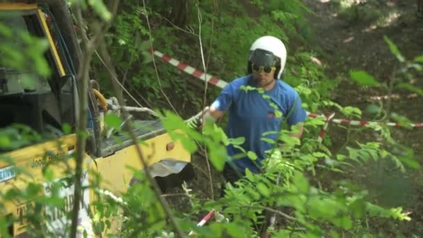 Homme Une Voiture Hors Route Dans Forêt — Video