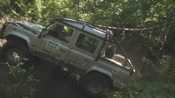 Coche Todoterreno Conduciendo Una Colina — Vídeo de stock