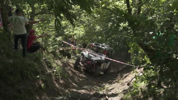 Люди Які Дають Вказівки Позашляхового Водія — стокове відео