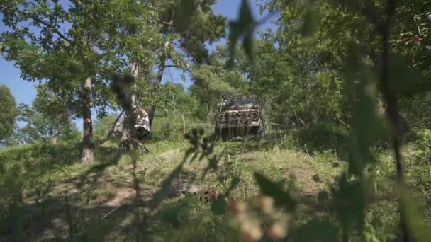 Hombre Coche Todoterreno Bosque — Vídeos de Stock