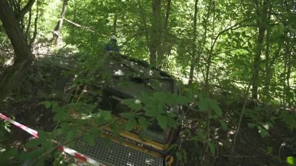 Gelber Geländewagen Steckt Auf Einem Erdhügel Fest — Stockvideo