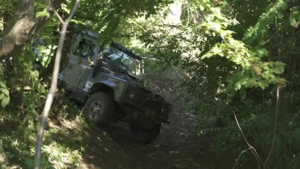 Geländewagen Fährt Auf Einen Erdhügel — Stockvideo