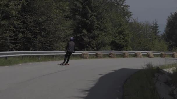 People Longboarding Transylvania Downhill — Vídeo de Stock