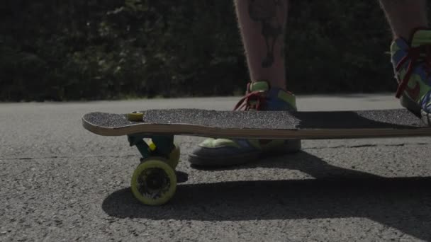 Nogi Osoby Pobliżu Longboard — Wideo stockowe