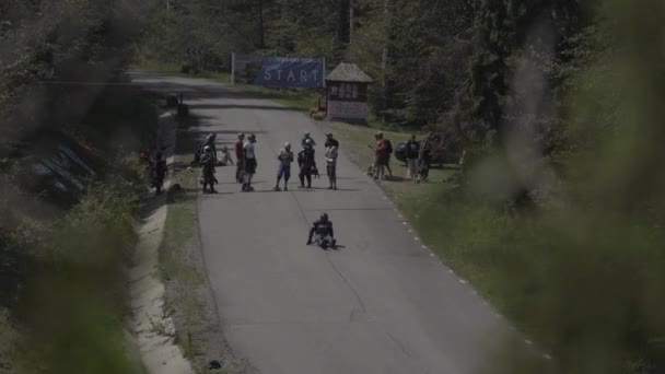 Gente Línea Salida Viendo Longboarder — Vídeo de stock