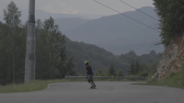 Tres Competidores Longboarding Una Carretera Con Curvas — Vídeos de Stock