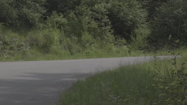 Rennfahrer Liegt Auf Dem Longboard — Stockvideo