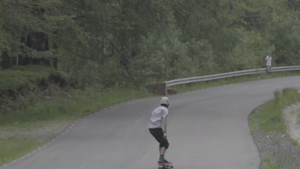 Concorrenti Longboarding Una Strada Sinuosa — Video Stock