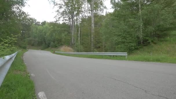 Racer Long Boarding Uma Estrada Concreto — Vídeo de Stock