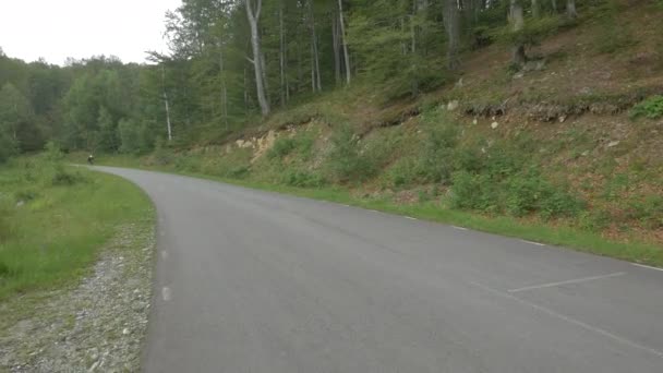 Två Personer Longboarding Ett Lopp — Stockvideo