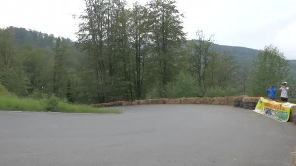Zwei Personen Beim Longboarden Der Nähe Von Heuhaufen — Stockvideo