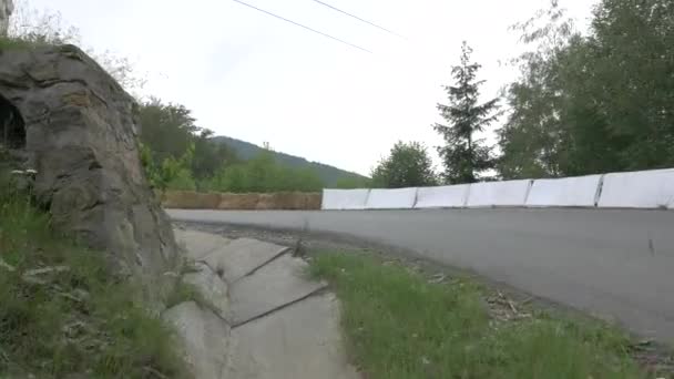 Longboarders Compitiendo Una Carretera Con Curvas — Vídeo de stock