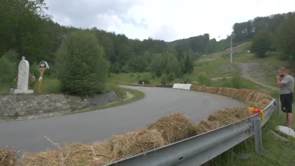 Man Kijkt Naar Een Longboarding Race — Stockvideo