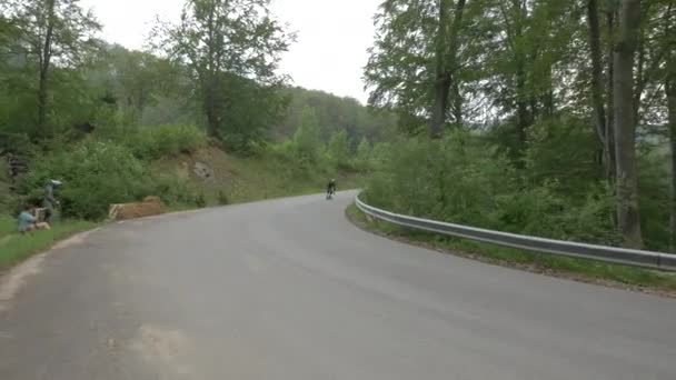 Pessoas Longboard Uma Estrada — Vídeo de Stock