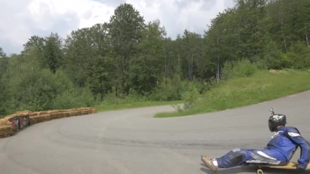 Longboarder Ligt Laag Het Longboard — Stockvideo