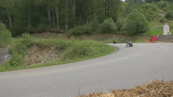 Rennfahrer Biegt Sich Kurve Auf Longboards — Stockvideo