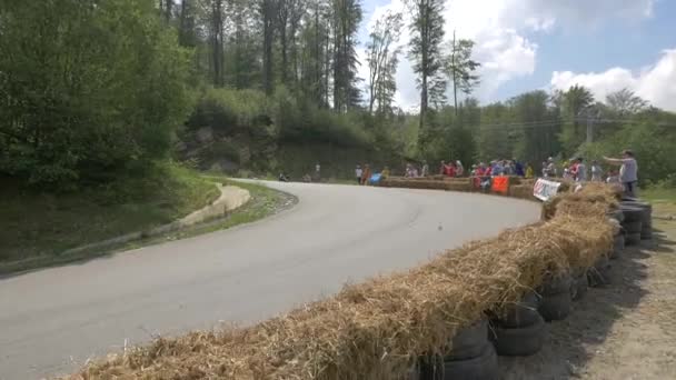 Pessoas Assistindo Uma Corrida Longborder — Vídeo de Stock