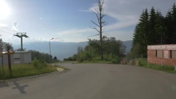 Jovem Longboard Descendo Estrada — Vídeo de Stock