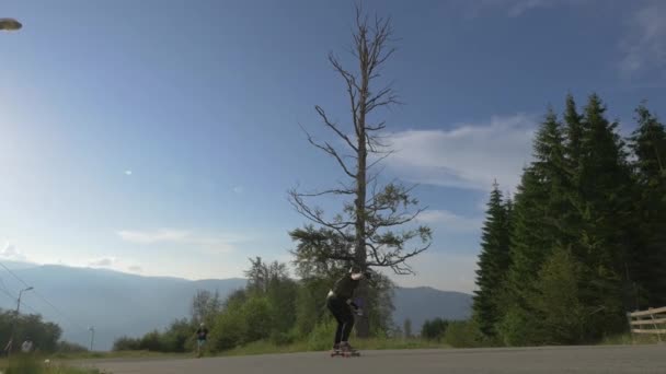 Longboarding Einem Sonnigen Tag — Stockvideo