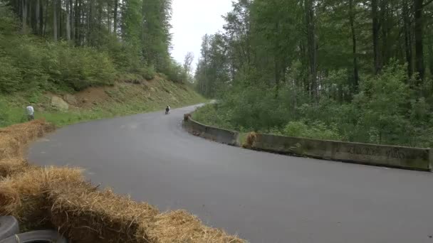 Longboarder Ligt Ondergedoken Actieve Vrije Tijd — Stockvideo