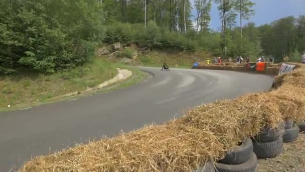 Longboard Racer Uma Estrada — Vídeo de Stock