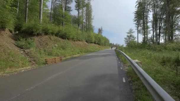 Longboarden Auf Einer Straße Durch Den Wald — Stockvideo