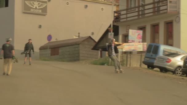 Joven Mostrando Talento Longboard — Vídeos de Stock