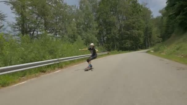 Man Har Kul Sin Longboard — Stockvideo