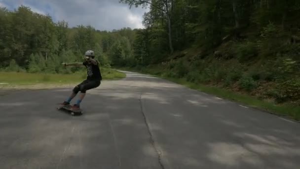 Ung Man Longboarding Vägen — Stockvideo