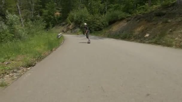 道路上の競争相手ロングボード — ストック動画