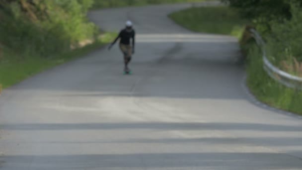 Man Een Longboard Race — Stockvideo