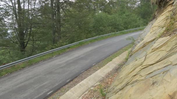 Longboarding Una Carretera Cerca Acantilado Rocoso — Vídeo de stock