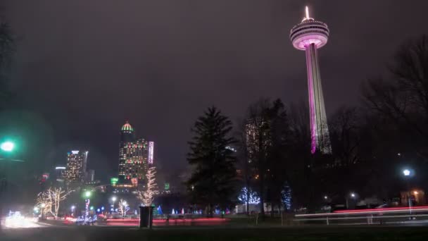 Timelapse Nocturno Con Torre Skylon — Vídeo de stock