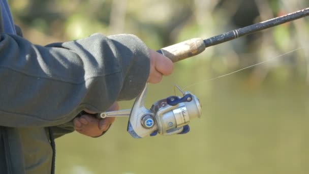 Händer Som Snurrar Fiskrulle — Stockvideo