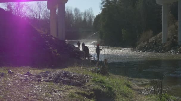 Uomini Pesca Vicino Pilastri Ponte — Video Stock