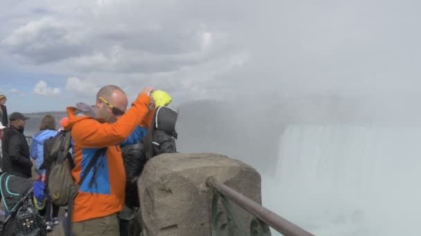 Turisti Alle Cascate Del Ferro Cavallo Cascate Del Niagara — Video Stock