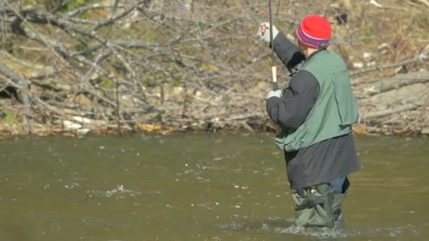 Människans Fiske Vatten — Stockvideo