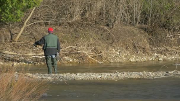 Hombre Pescando Fumando — Vídeo de stock