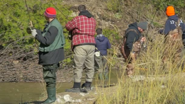 Hommes Pêchant Bord Rivière — Video