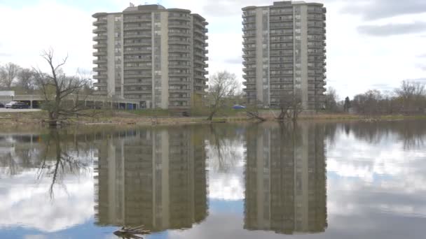 Edificios Altos Orillas Del Río — Vídeos de Stock