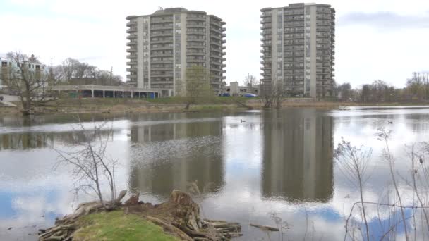 Gebäude Spiegeln Sich Fluss Cambridge — Stockvideo