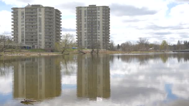 Bâtiments Bord Rivière — Video