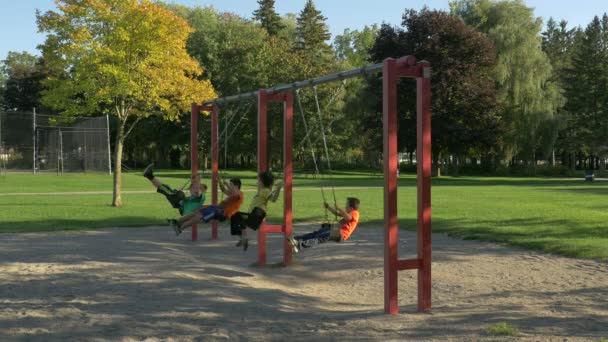 Crianças Balançando Playground — Vídeo de Stock