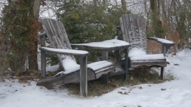Καρέκλες Και Τραπέζι Καλυμμένα Χιόνι — Αρχείο Βίντεο