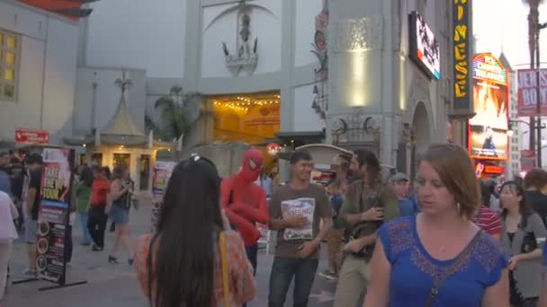 Spiderman Und Ein Bogenschütze Auf Dem Hollywood Walk Fame — Stockvideo