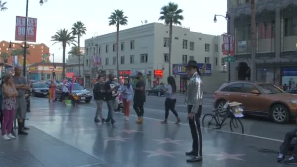 Homem Disfarçado Michael Jackson Hollywood Boulevard — Vídeo de Stock