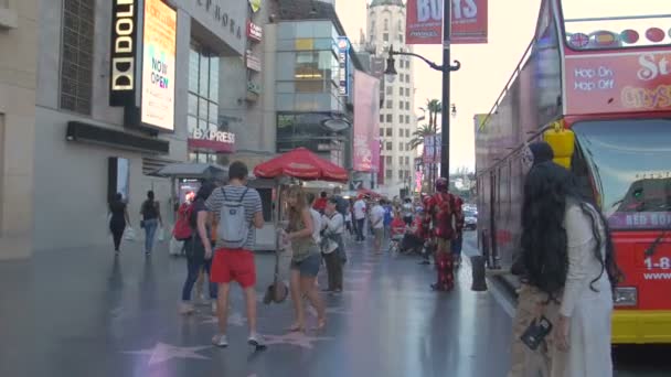 好莱坞名人步行街上的街头艺术家和游客 — 图库视频影像