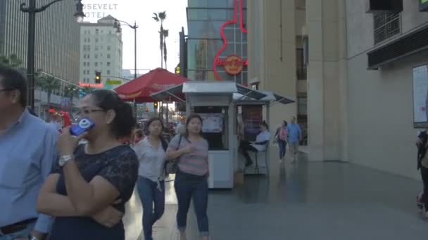 Turistas Artistas Callejeros Paseo Fama Hollywood — Vídeo de stock