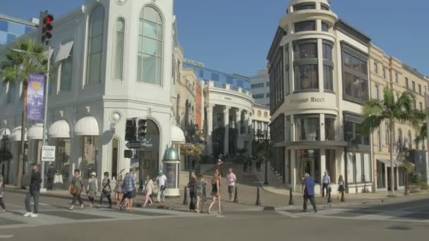 Ludzie Przechodzący Przez Ulicę Beverly Hills Stany Zjednoczone Ameryki — Wideo stockowe