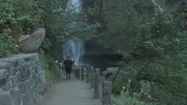 Ludzie Idący Kierunku Multnomah Falls — Wideo stockowe